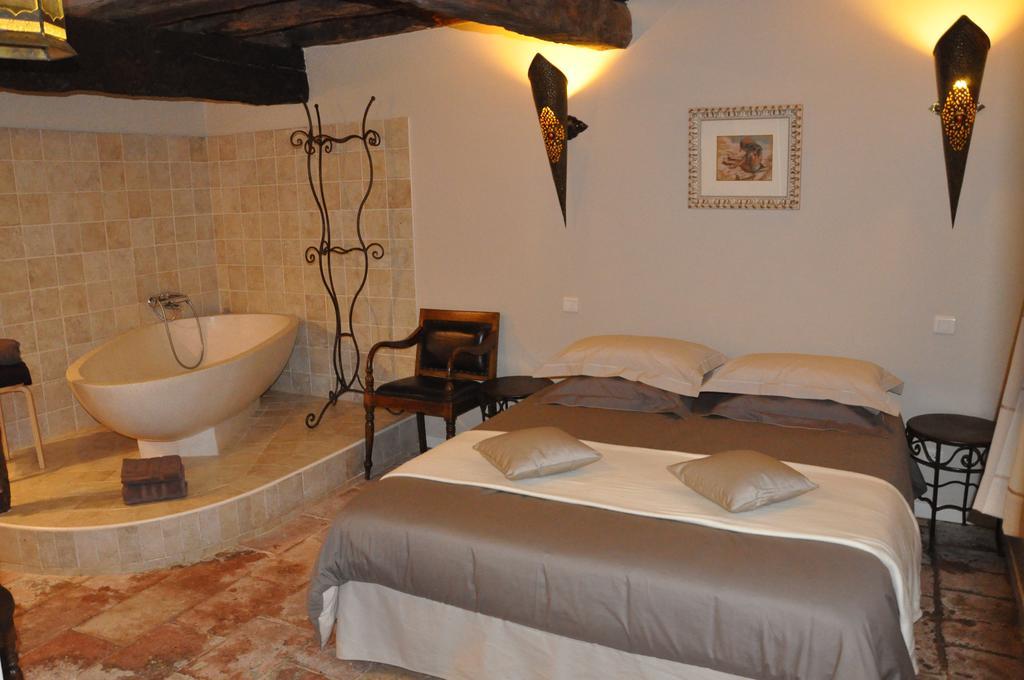 Vilka hotell ligger n\u00E4rmast Paris-Charles-de-Gaulle-flygplatsen? Caraman Rum bild